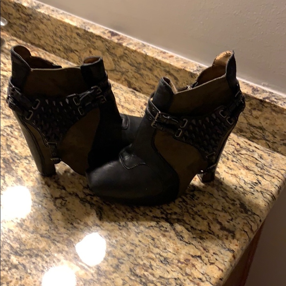 Platform harness boots